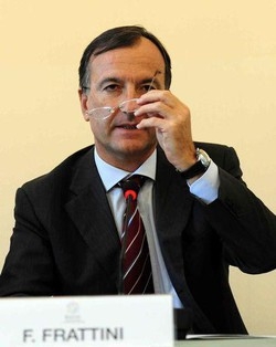 Immigrati/ Frattini: Flussi questione urgente, serve più Europa