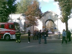 Milano/ Bomba contro caserma Esercito, ferito l’attentatore