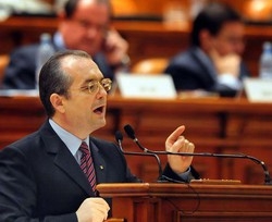 Romania/ Parlamento approva mozione sfiducia, cade governo Boc