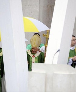 Papa: Oggi emergenza educativa, verità e vita messe in dubbio