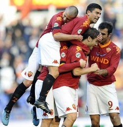 Lazio/ Roma, sequestrati 65mila gadget sportivi contraffatti