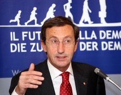 Immigrati/ Fini insiste su cittadinanza. Bossi lo stoppa