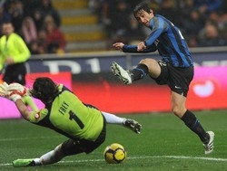 Calcio/ Milito lancia la fuga dell’Inter, Juve ko a Cagliari