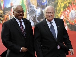Sudafrica2010/ Abete riconsegna la Coppa del Mondo a Blatter