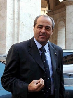 Berlusconi/ Di Pietro: straccia Costituzione, è fascismo