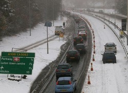 Maltempo/ Mezza Europa sotto neve, aeroporti e autostrade in tilt