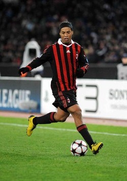 Calcio/ Milan a valanga sul Genoa, al Meazza finisce 5-2