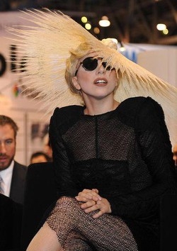 Musica/ Lady Gaga sviene prima concerto, spettacolo cancellato