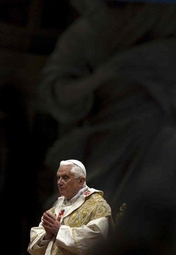 Papa/ In sinagoga applaude in piedi sopravvissuti a lager