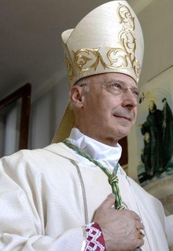 Bagnasco: Basta rissa e denigrazioni, a politica serve disarmo