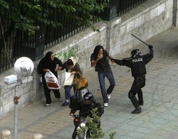 Iran/ Scontri a Teheran, per i blog diverse vittime civili