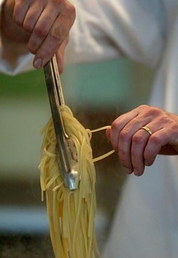 Alimenti/ Pranzo pasto principe per 73,5% ma italiani più frugali
