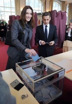 Francia/ Regionali, Sarkozy e Carla Bruni hanno votato a Parigi