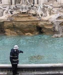 Ruba le monetine dalla fontana di Trevi, arrestato ‘D’Artagnan’