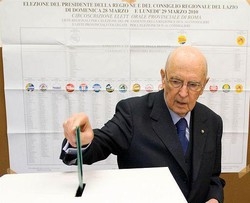 Regionali/ Napolitano vota con Clio, Berlusconi e Bossi a Milano