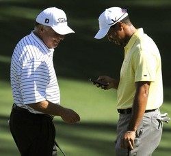 Golf/ Sul green con il telefonino, tirata d’orecchie a Woods