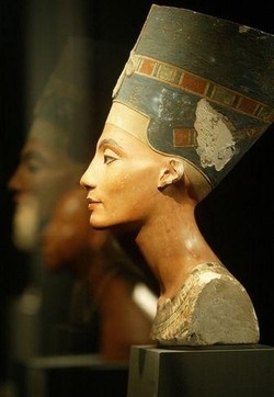 Egitto chiede restituzione stele Rosetta e busto Nefertiti