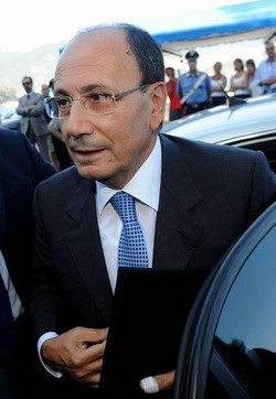 Pdl/ Schifani insiste: Con Fini nel Governo meno tensioni