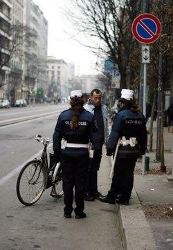 Roma, microcar si ribalta e investe bimbo 5 anni sul marciapiede