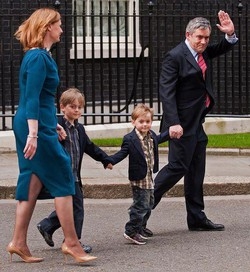 GB/Finisce l’era Brown, arriva David Cameron: con il libdem Clegg