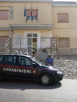 Bimba di 7 anni malnutrita e chiusa in casa: arrestati genitori
