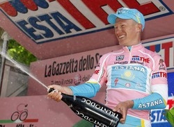 Giro/ Evans trionfa a Montalcino, Vinokourov in maglia rosa