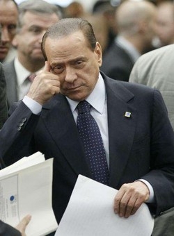 Berlusconi mattatore al Colle: gag con tutti tranne Fini