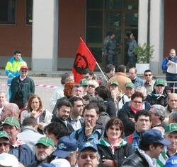 Sisma Abruzzo/ A L’Aquila in piazza i movimenti, bloccata l’A24