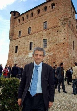 Sindaci in piazza: Manovra insostenibile.Bossi e Sacconi mediano