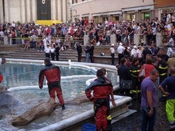 Roma, blitz alla fontana di Trevi: l’acqua diventa rossa