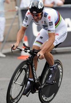 Tour/ Cancellara vince il cronoprologo ed è prima maglia gialla