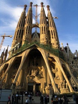 Barcellona studia ‘tassa di soggiorno’ di un euro per i turisti