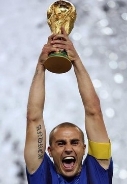 Mondiali/ Finale, Cannavaro porta la coppa in campo