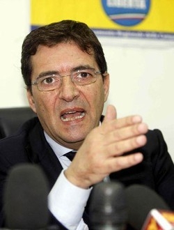 Cosentino/ Scontro maggioranza-Fini su sfiducia. Voci dimissioni