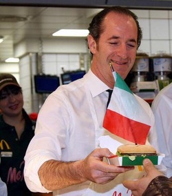 Non piace il panino McItaly, la McDonald’s lo cancella dai menu