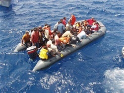 Taranto, oltre 50 clandestini sulla barca, molti erano bimbi
