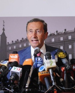Fini all’attacco: Berlusconi è un illiberale, non lascio