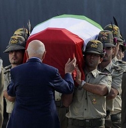 Afghanistan/ Napolitano saluta parenti delle vittime dopo esequie
