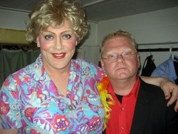 Islanda/ Gay pride a Reykjavik, sindaco si traveste da donna