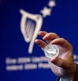 Euro/Successo per asta titoli Irlanda,ma forte rialzo rendimenti