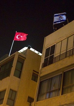 Israele/ Sparatoria Tel Aviv, assalitore ha preso due ostaggi