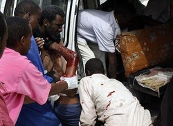Inferno a Mogadiscio, decine di morti, attacco a hotel deputati