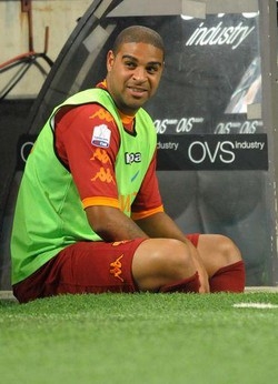 Calcio/ Roma: Adriano si infortuna, un mese di stop