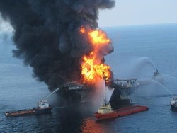 Usa/ Esplode piattaforma, nuovi timori per il Golfo del Messico