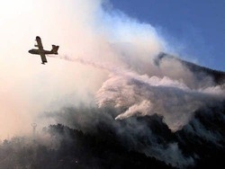 Latina, Canadair urta cavo elettrico: nessun danno ad equipaggio