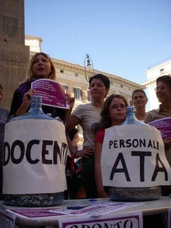 I precari chiamano la Gelmini, flash-mob “Pronto Maria Stella”