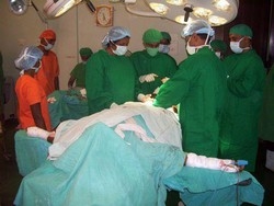 Un ‘ritocco’ estetico? Rischi in un caso su due per esperti Gb