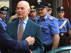Il criminale nazista Erich Priebke può lasciare domiciliari