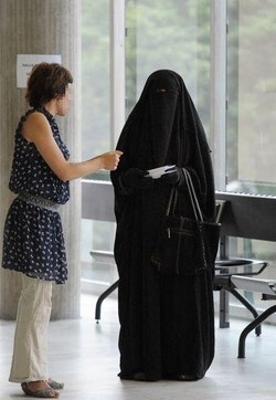 Burqa/ Governo:Vietarlo per legge ma omettere riferimento a Islam