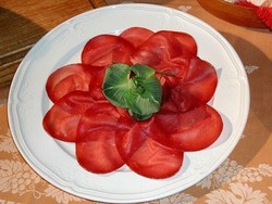 Dopo la mozzarella blu arriva la bresaola fosforescente